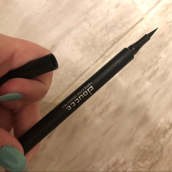 Doucce Fierce & Fine Graphic Pen Black Eyeliner - Picture 4 of 4